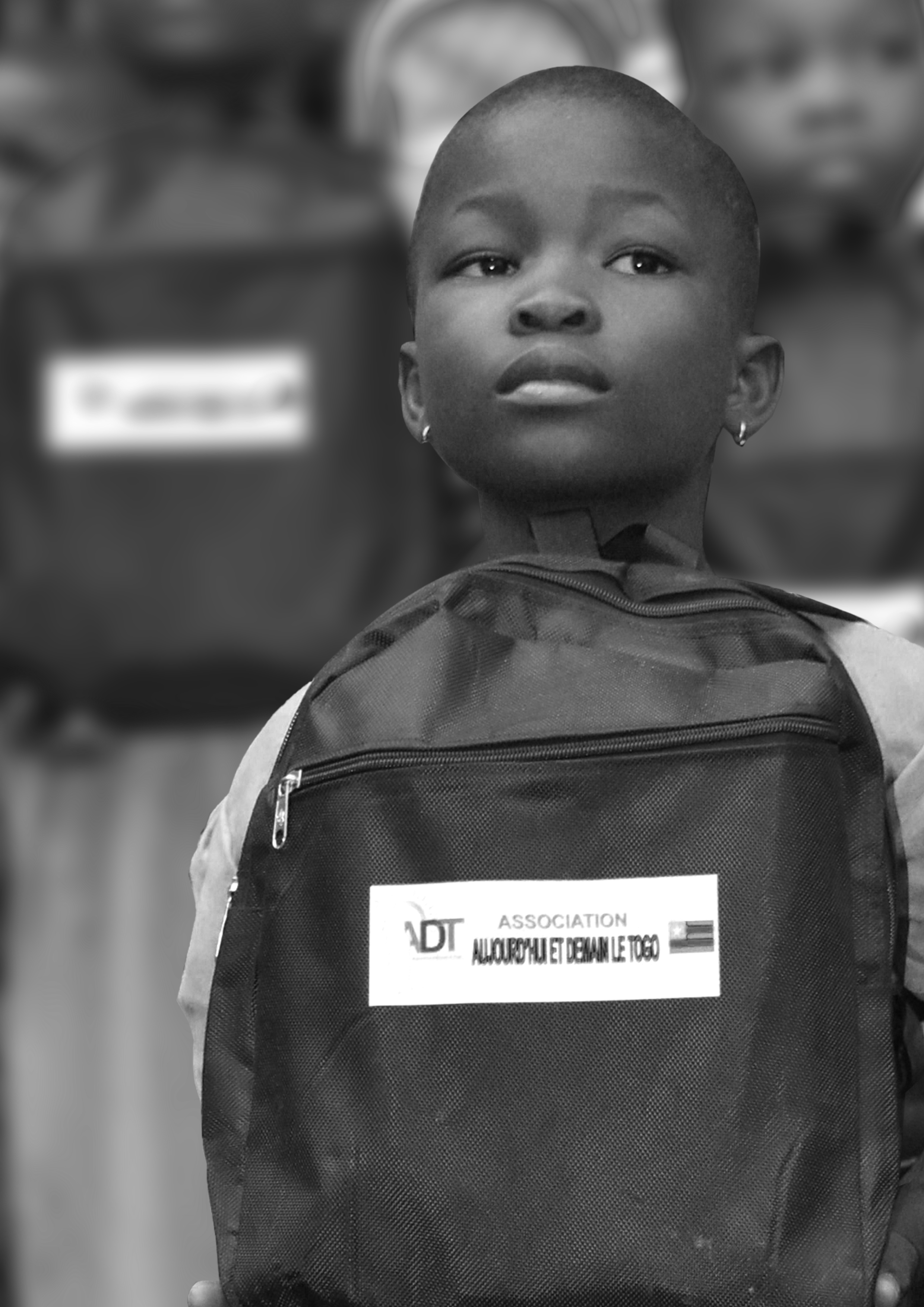 Enfant portant un sac scolaire offert par ADT Togo