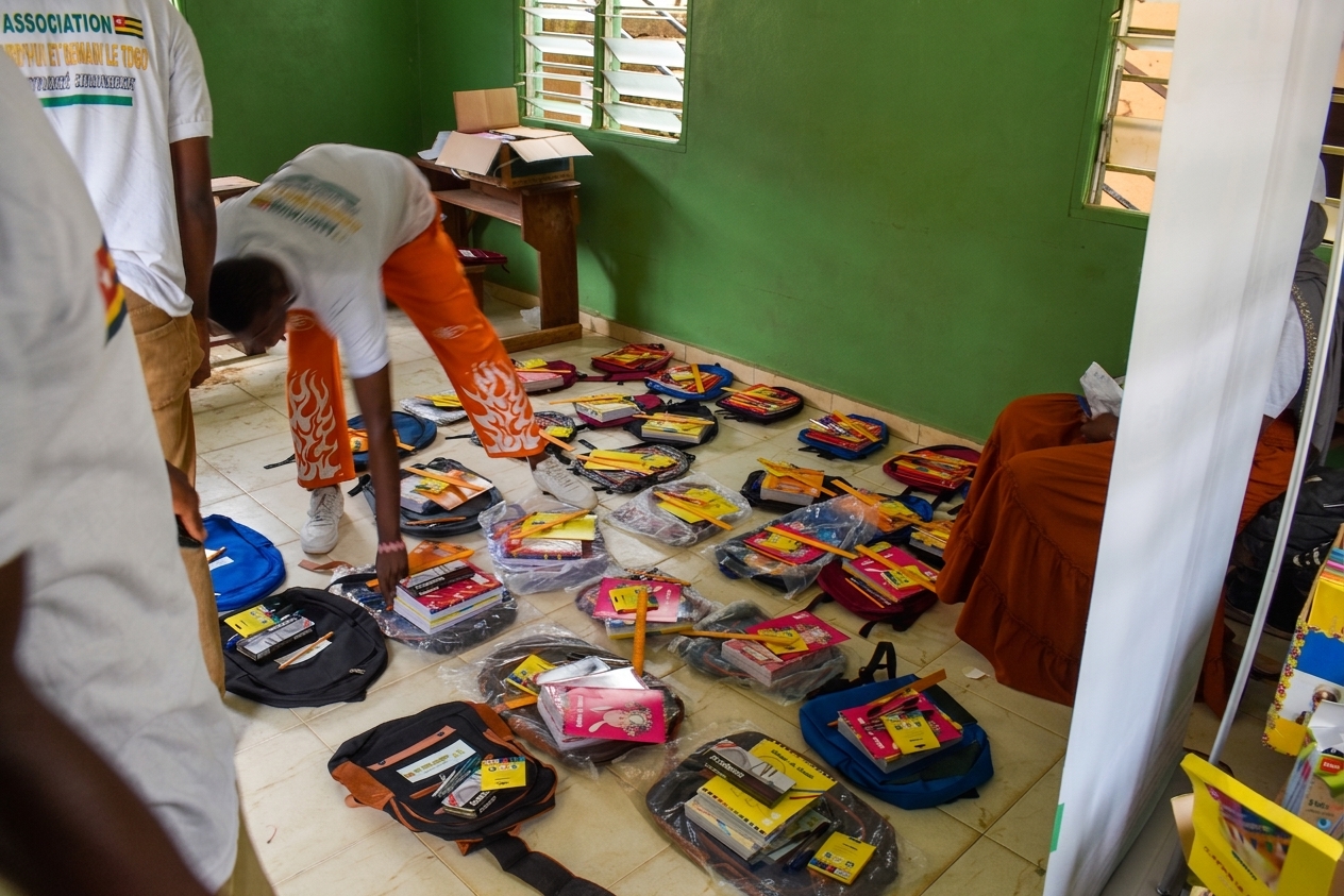 Kits scolaires distribues dans le cadre du projet a Sokode.