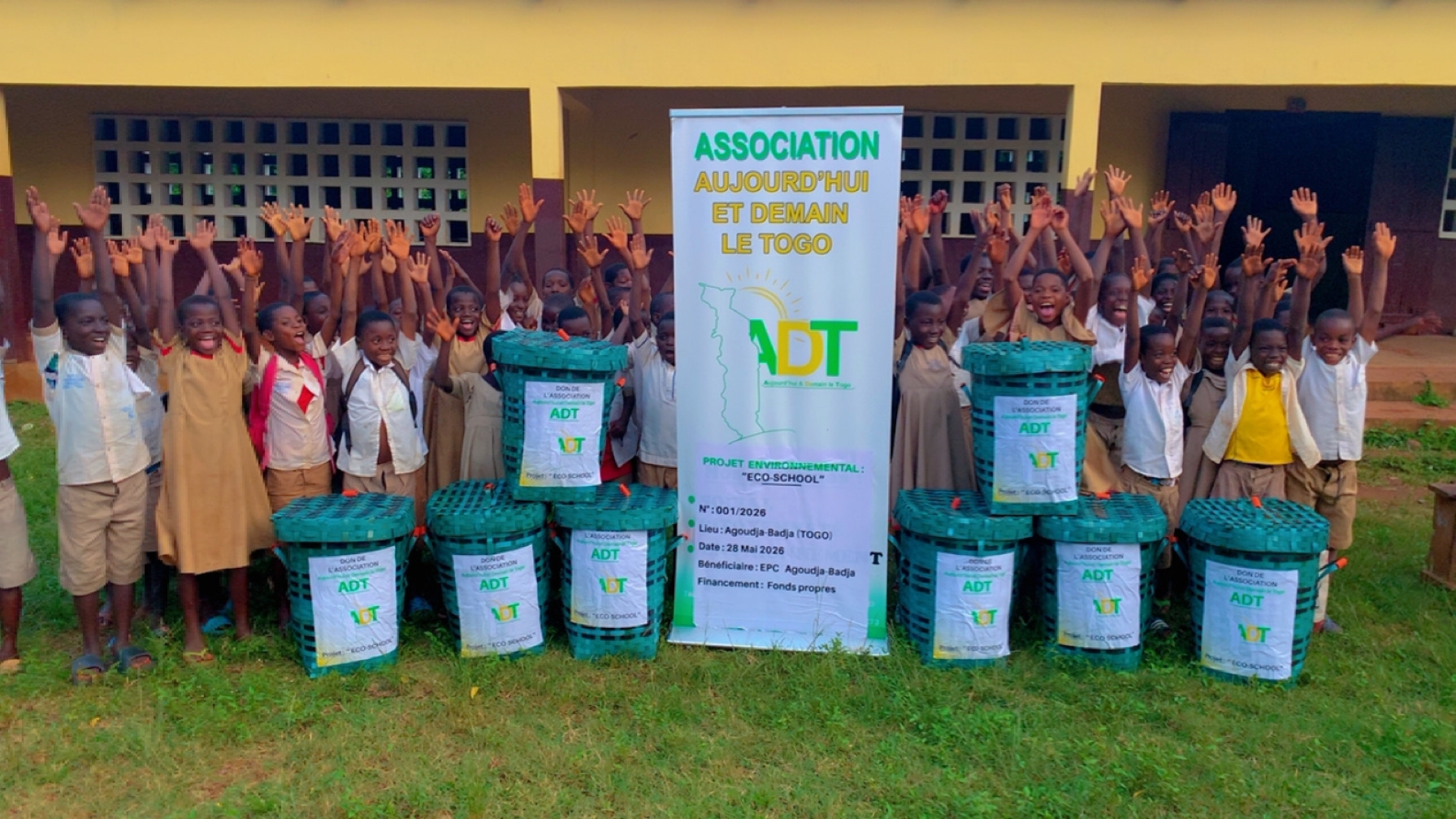 Poubelles artisanales remises a l'ecole primaire catholique d'Agoudja-Badja.
